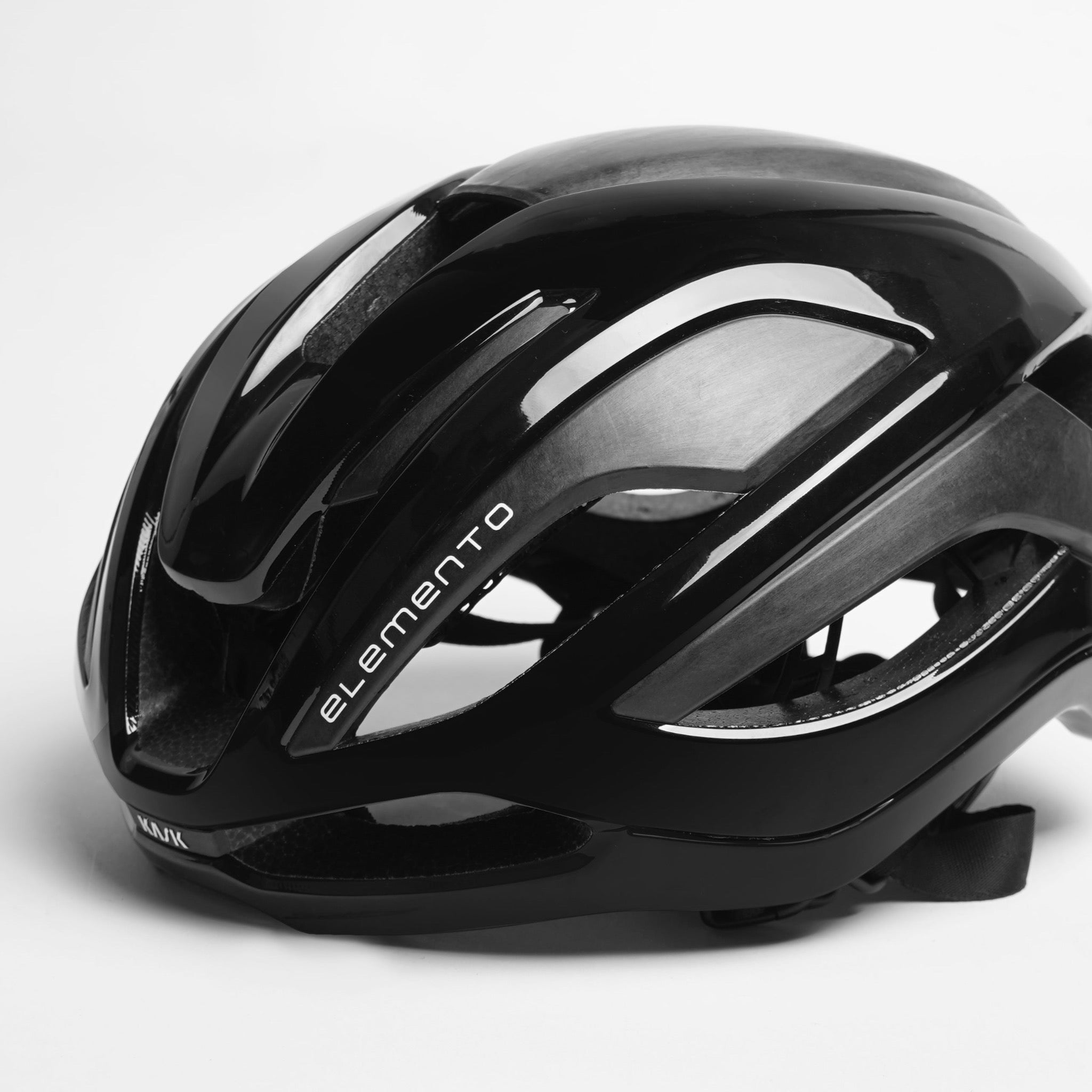 Cykelhjelm fra Kask. Modellen er Elemento og farven sort.