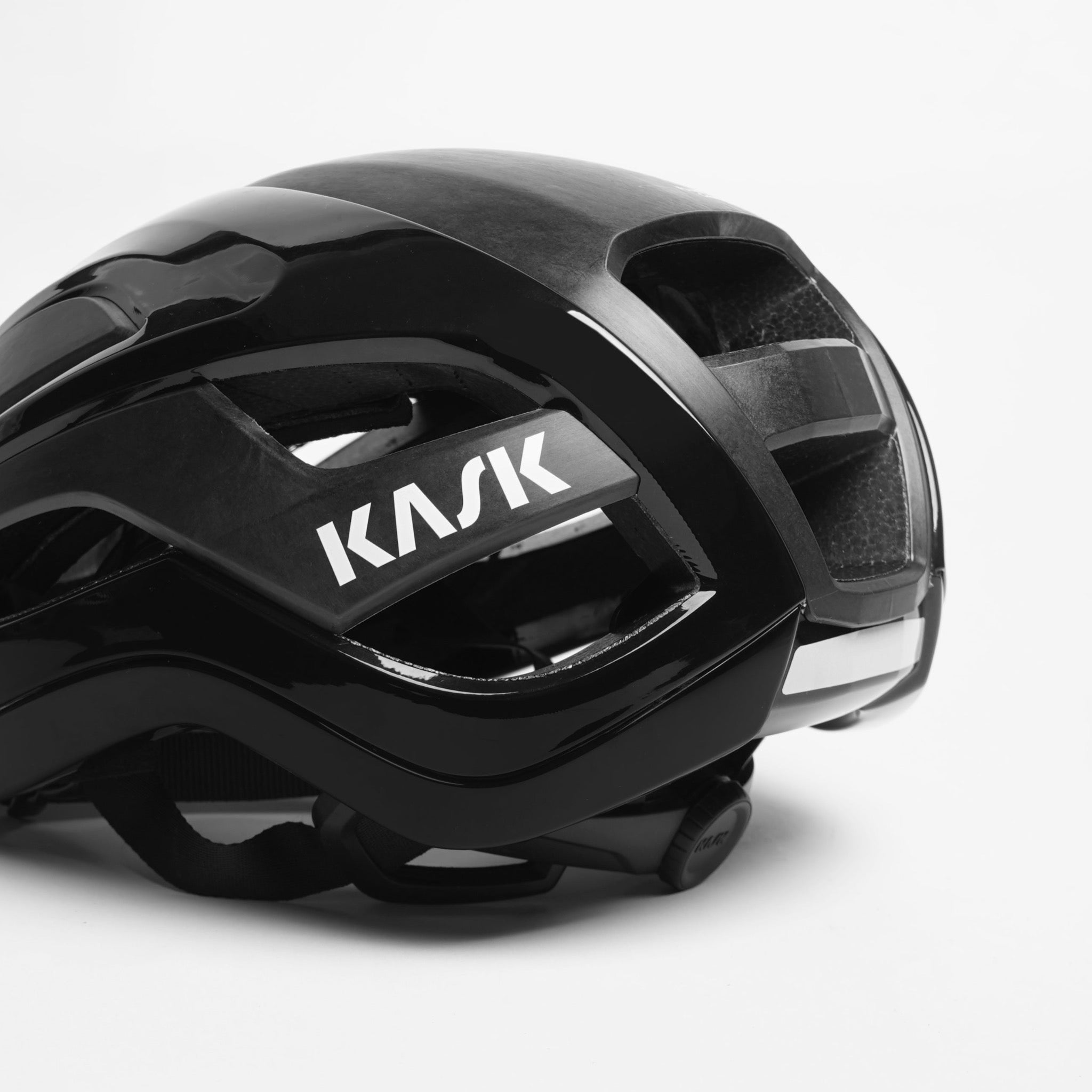 Cykelhjelm fra Kask. Modellen er Elemento og farven sort.