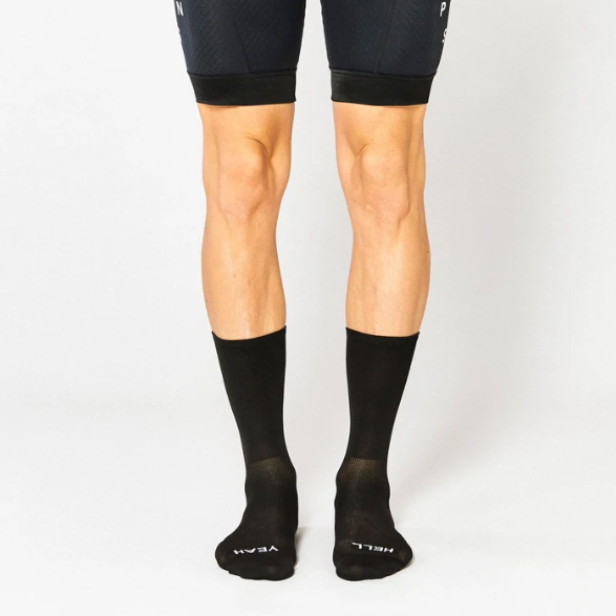 Cykelstrømpe i sort fra Fingers Crossed. Hvid tekst bagpå og på forfoden "Hell Yeah" Modellen hedder #666 Hell yeah 1.0.