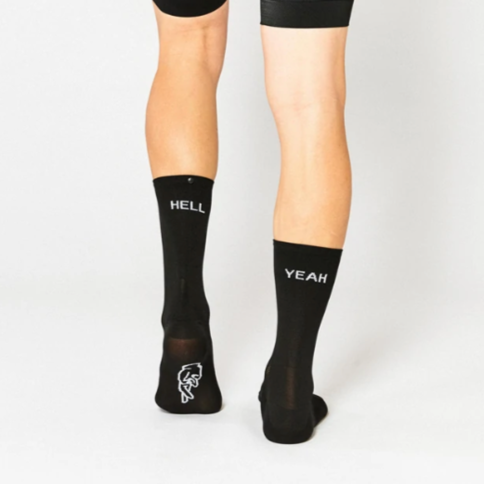 Cykelstrømpe i sort fra Fingers Crossed. Hvid tekst bagpå og på forfoden "Hell Yeah" Modellen hedder #666 Hell yeah 1.0.