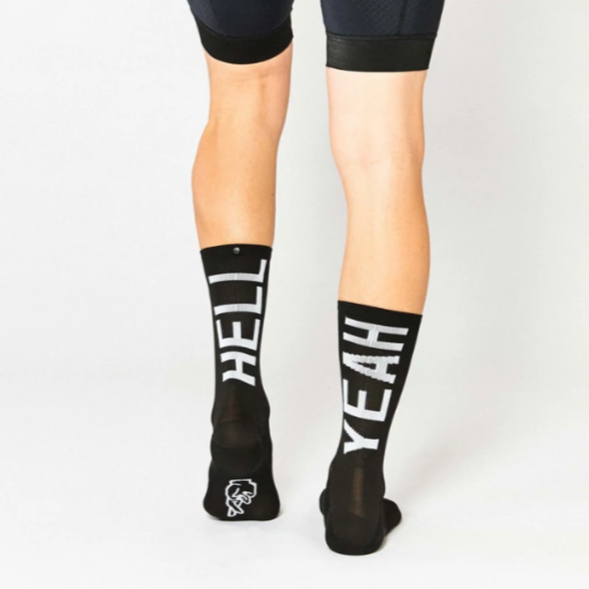 Cykelstrømpe i sort med hvid skrift, Hell Yeah. modellen hedder #666 hell yeah 2.0 og er fra Fingers Crossed