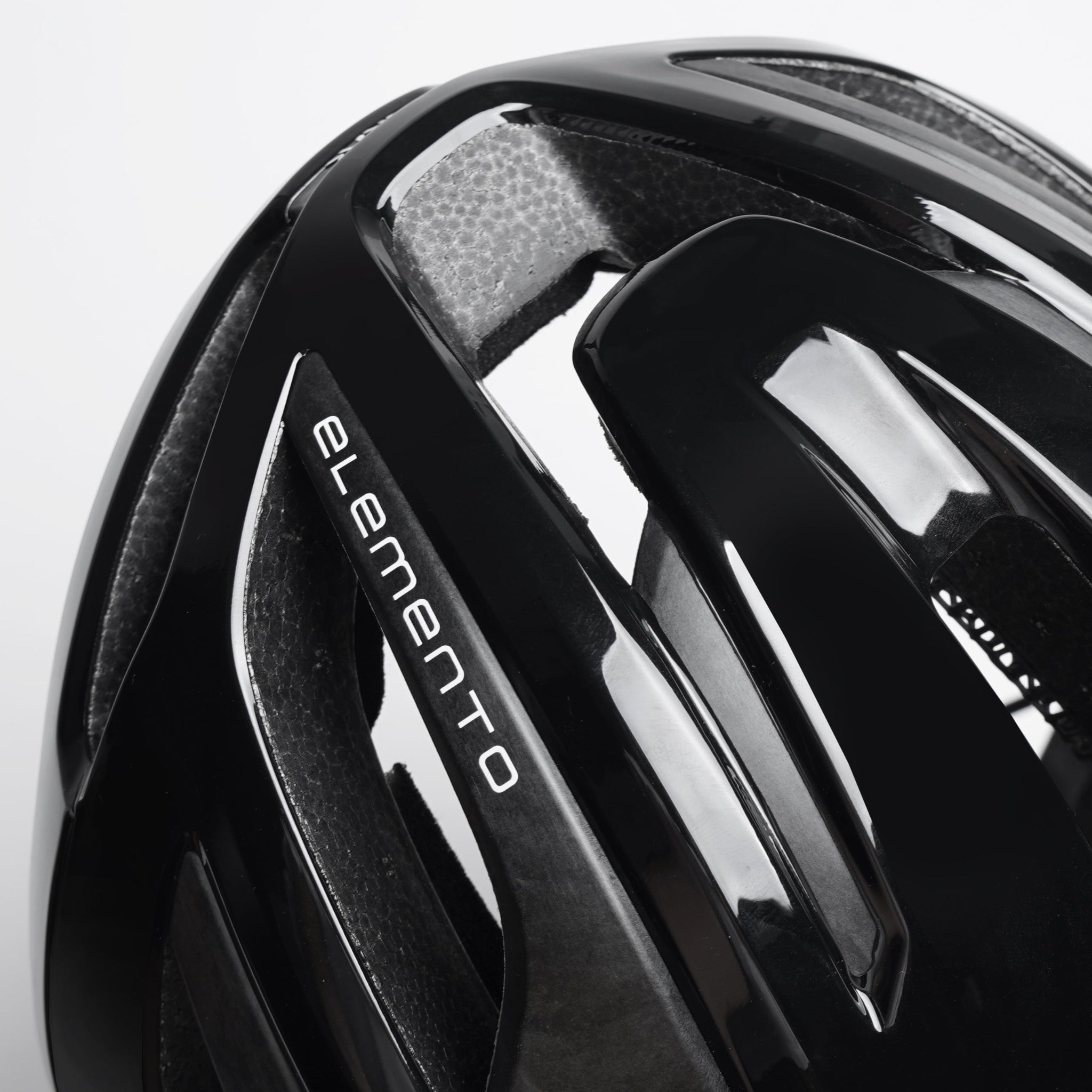 Cykelhjelm fra Kask. Modellen er Elemento og farven sort.