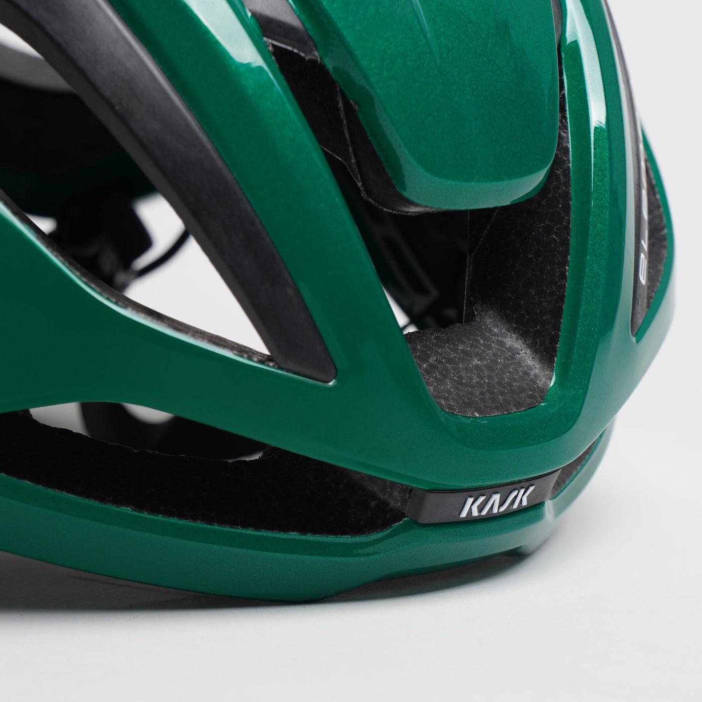 Nærbillede af Kask Elemento cykelhjelm i farven Beetle Green.